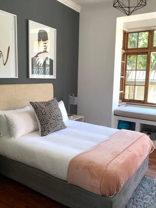1-Bedroom Sea Point Gem - Perfect Location! Cape Town Exterior photo